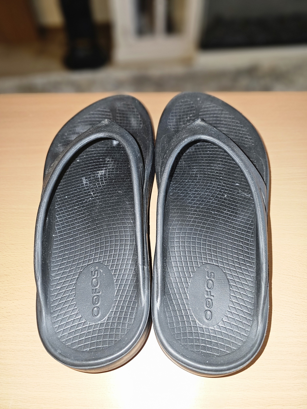 OOFOS Black Women's Thong Sandals - Picture 3 of 4